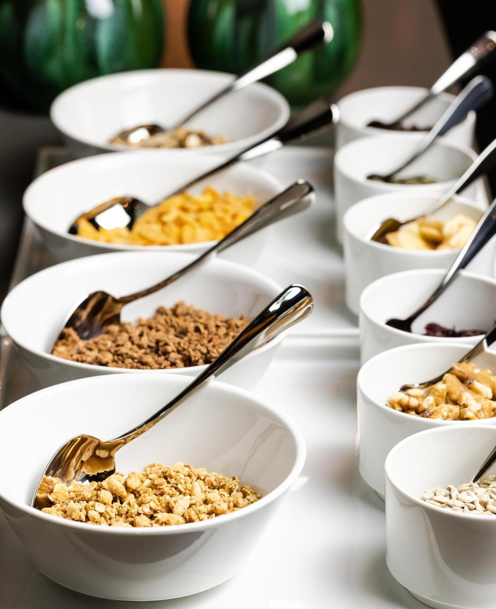 KPM Hotel&Residences Berlín Exterior foto A selection of breakfast cereals