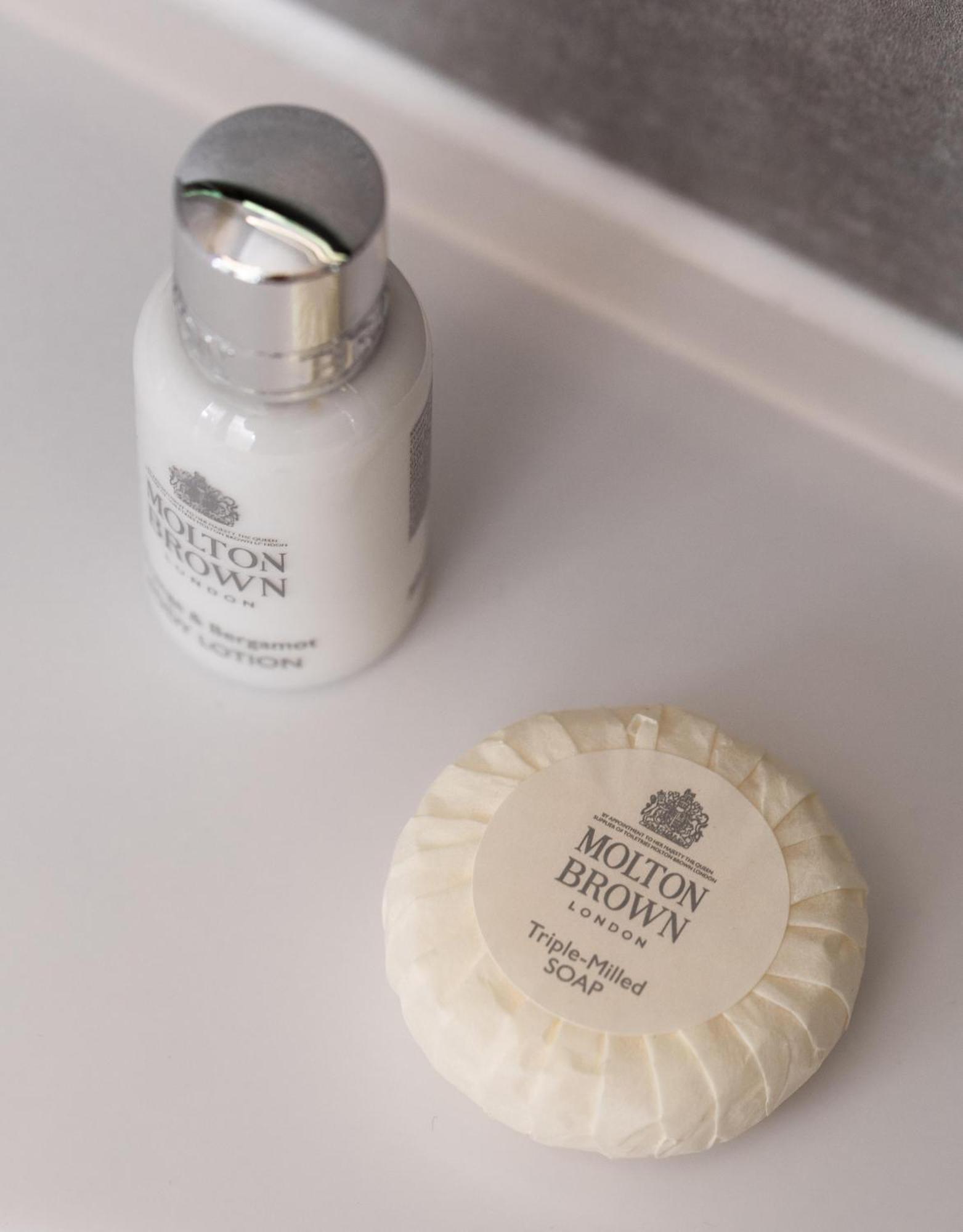 KPM Hotel&Residences Berlín Exterior foto Molton Brown soap and body wash