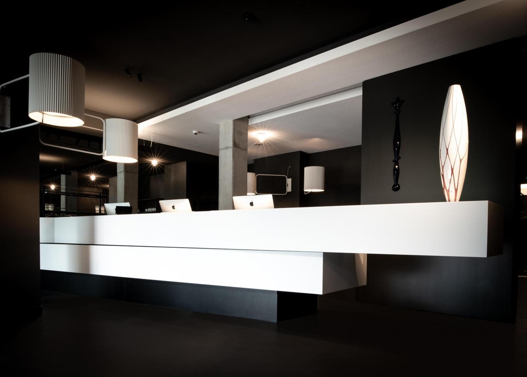 KPM Hotel&Residences Berlín Exterior foto Reception desk