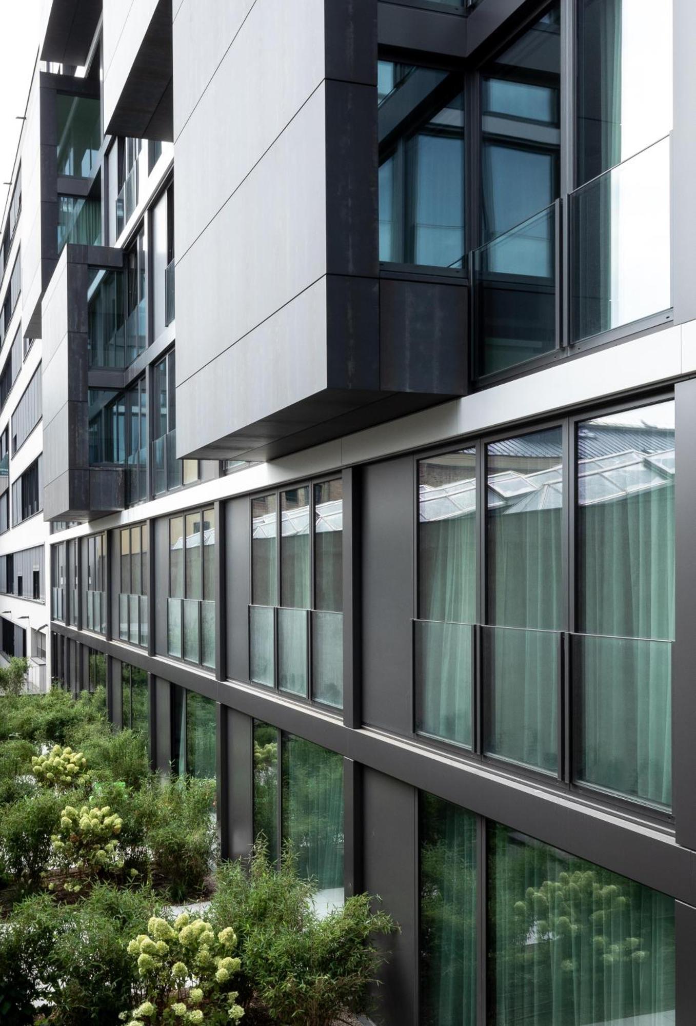 KPM Hotel&Residences Berlín Exterior foto The new building of the University of Applied Sciences and Medical University of Southern Tyrol