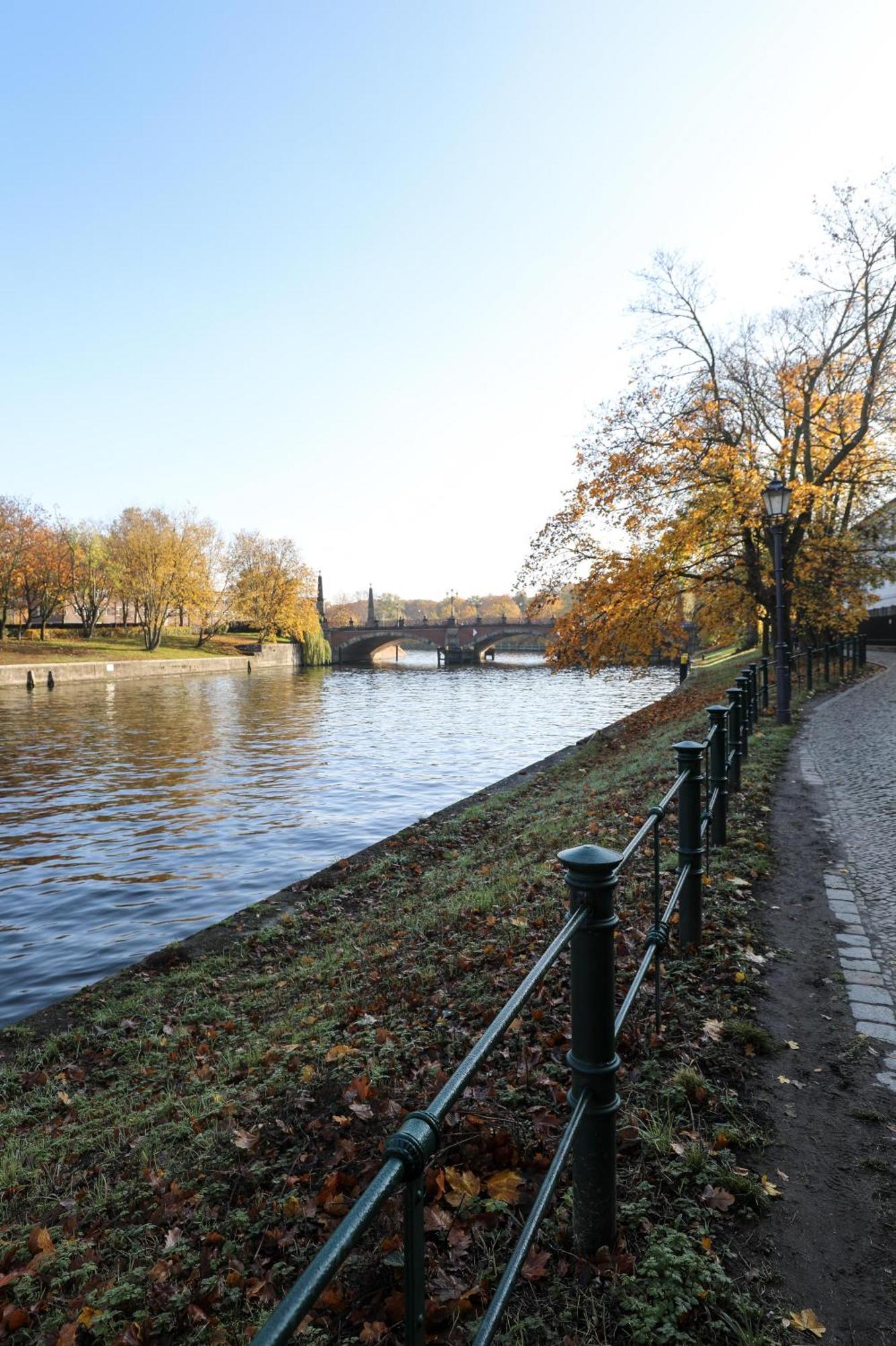 KPM Hotel&Residences Berlín Exterior foto The River Trent at Newark